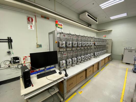 Sistema de ensaio de medidor inteligente trifásico YC1893D com 32 posições, saída de corrente 160A e precisão de classe 0,02